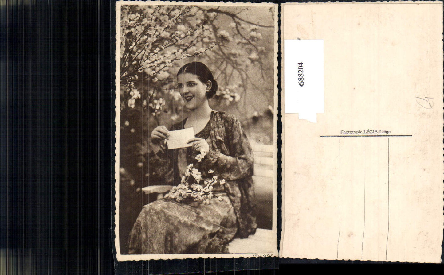688204 tolle Foto-AK Frau Brief Flieder