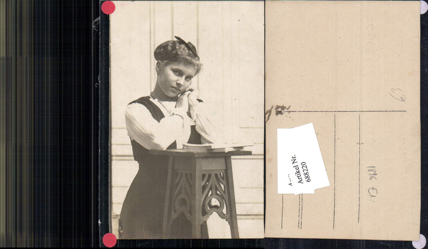 688220 tolle Foto-AK Frau Portrait Modell Buch Bücher Kleid