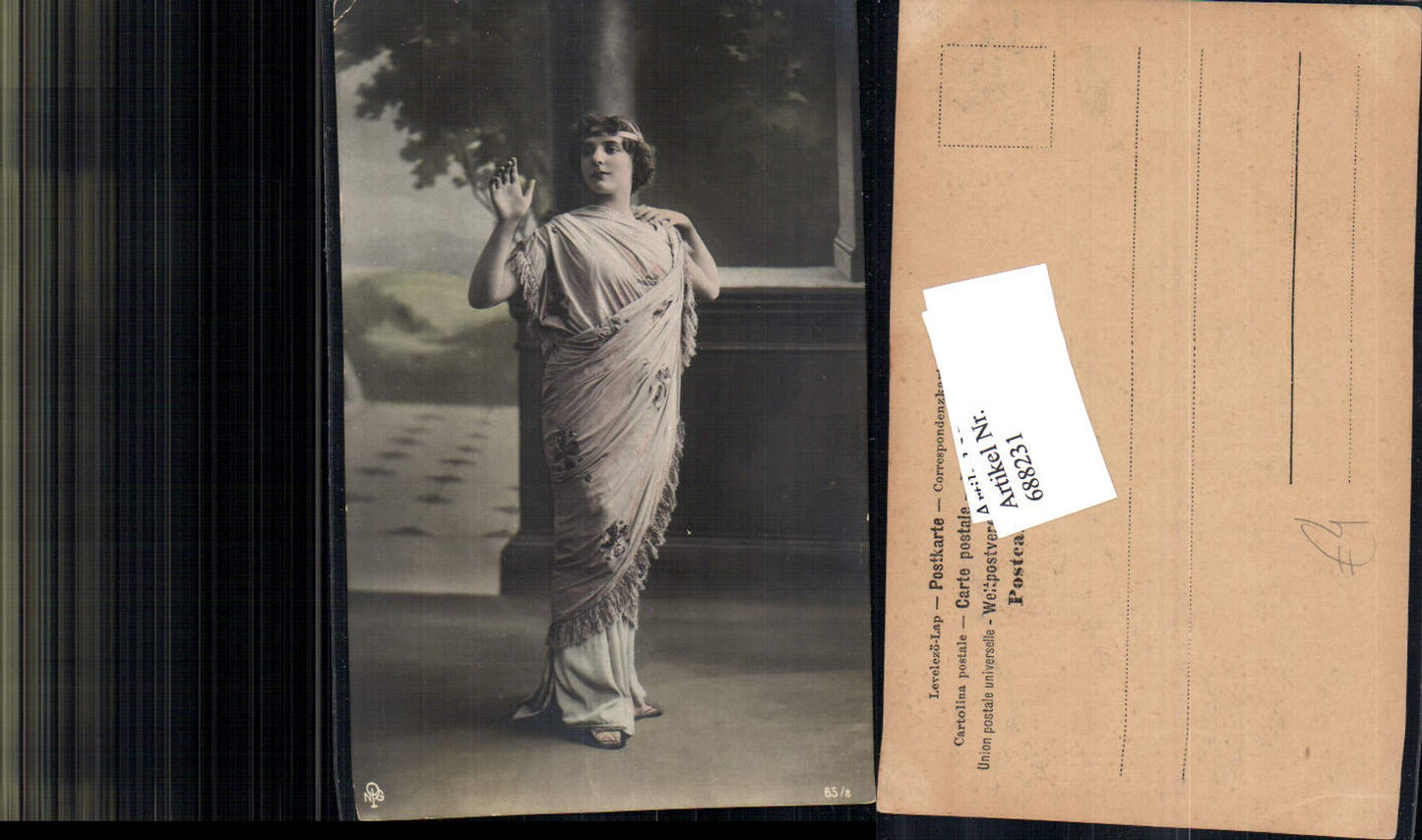 688231 tolle Foto-AK Frau Hosenrock Umhang Mode Erotik pub NPG 65/8