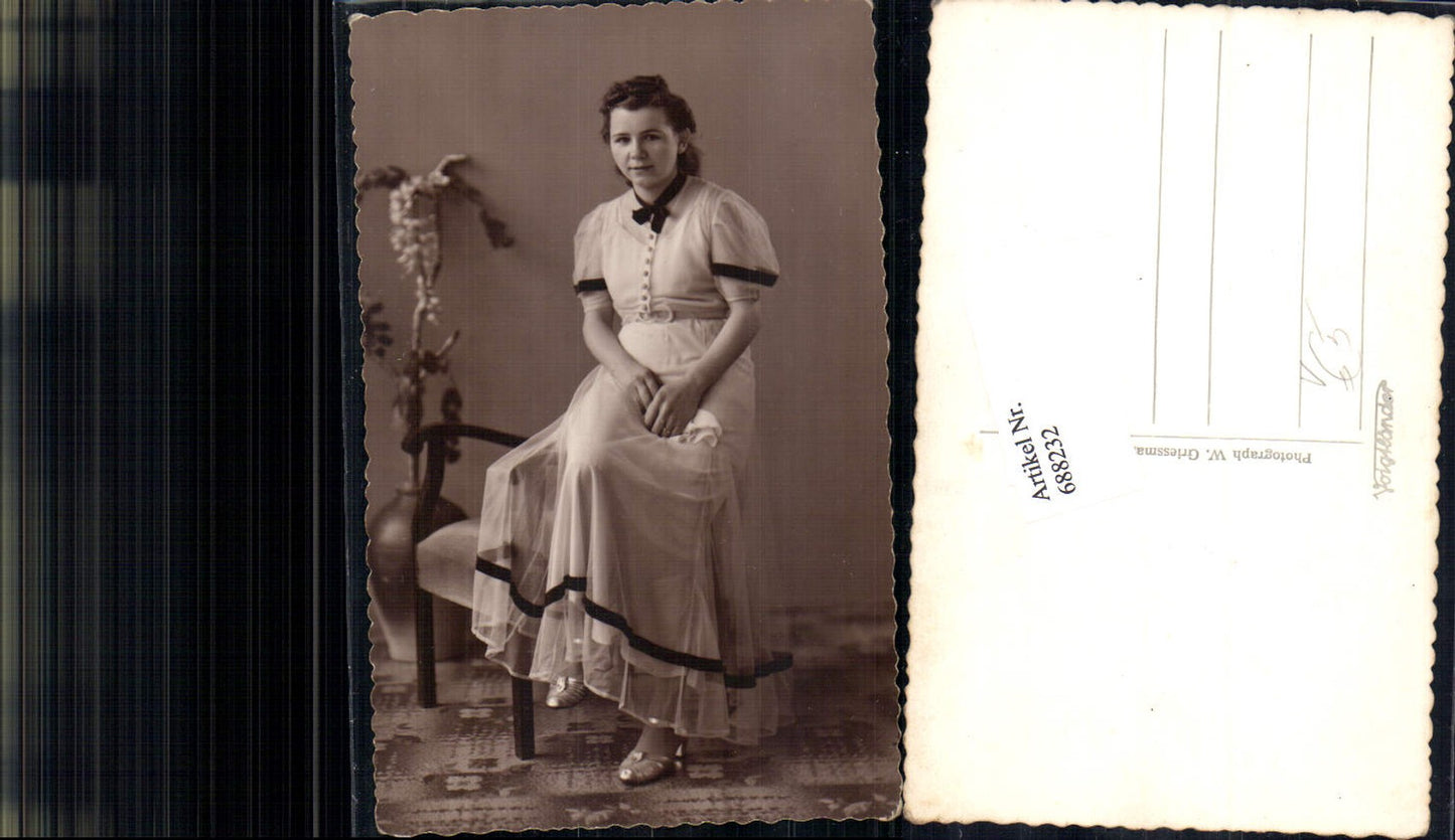 688232 Foto-AK Frau Kleid Mode Sessel Thonet Photograph Griessmann Meerane