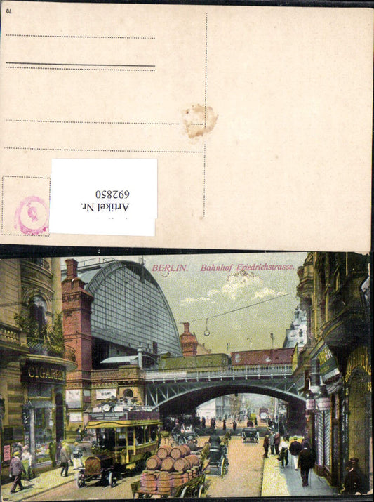 692850 Berlin Bahnhof Friedrichstraße Bus Autobus Tram Belebte Ansicht