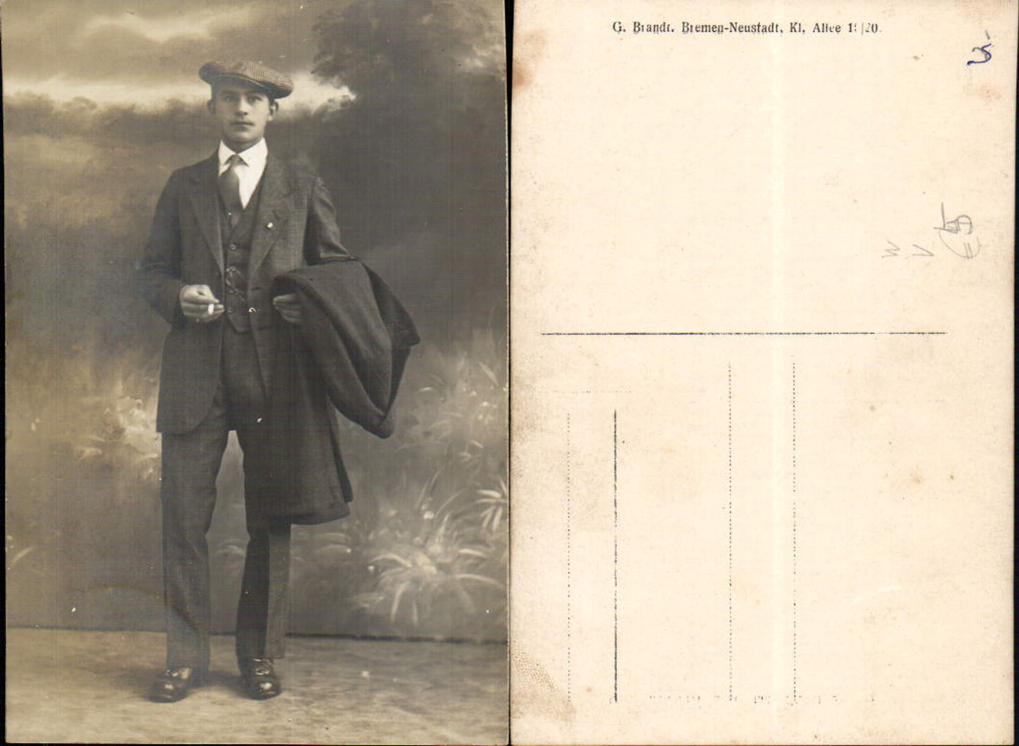 701161 Foto-AK Mann Zigarrete Hut Anzug Mantel Bremen Neustadt pub G. Brandt
