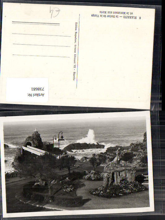 738681 Foto AK Biarritz Le Rocher de la Vierge et le Monument aux Morts Brandung France